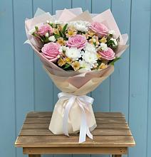 Букет цветов из:  Гвоздики, Орхидеи и Розы в Юхнове