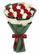 Букет Микс из красных и белых роз в Юхнове