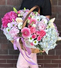 Композиция солнечный день в Юхнове Цветочная композиция из Розы, Хризантемы, Пионы и Лизиантусы в корзине в Юхнове