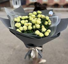 Букет Белые кустовые розы Солинеро в Юхнове