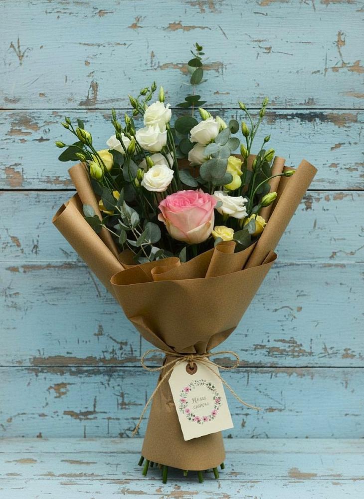 Букет цветов из: Розы и Лизиантусы в Юхнове