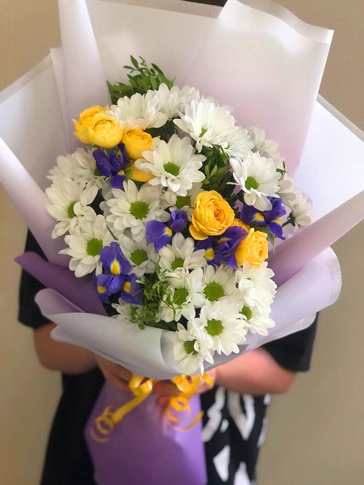 Букет цветов из: Ирисы, Хризантемы и Розы в Юхнове