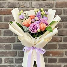 Букет цветов из:  Лизиантусы и Розы в Юхнове