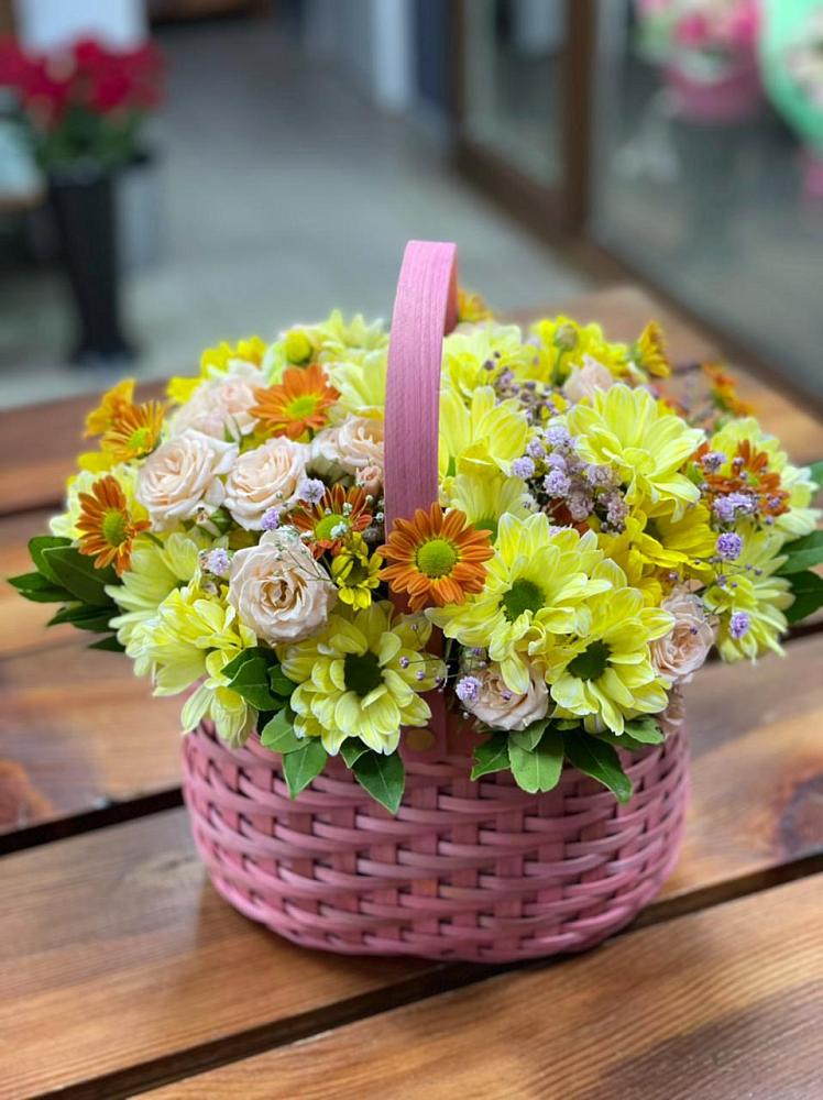 Цветочная композиция из Хризантемы и Розы в корзине в Юхнове