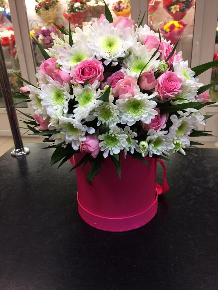 Цветочная композиция из Розы и Хризантемы в шляпной коробке в Юхнове