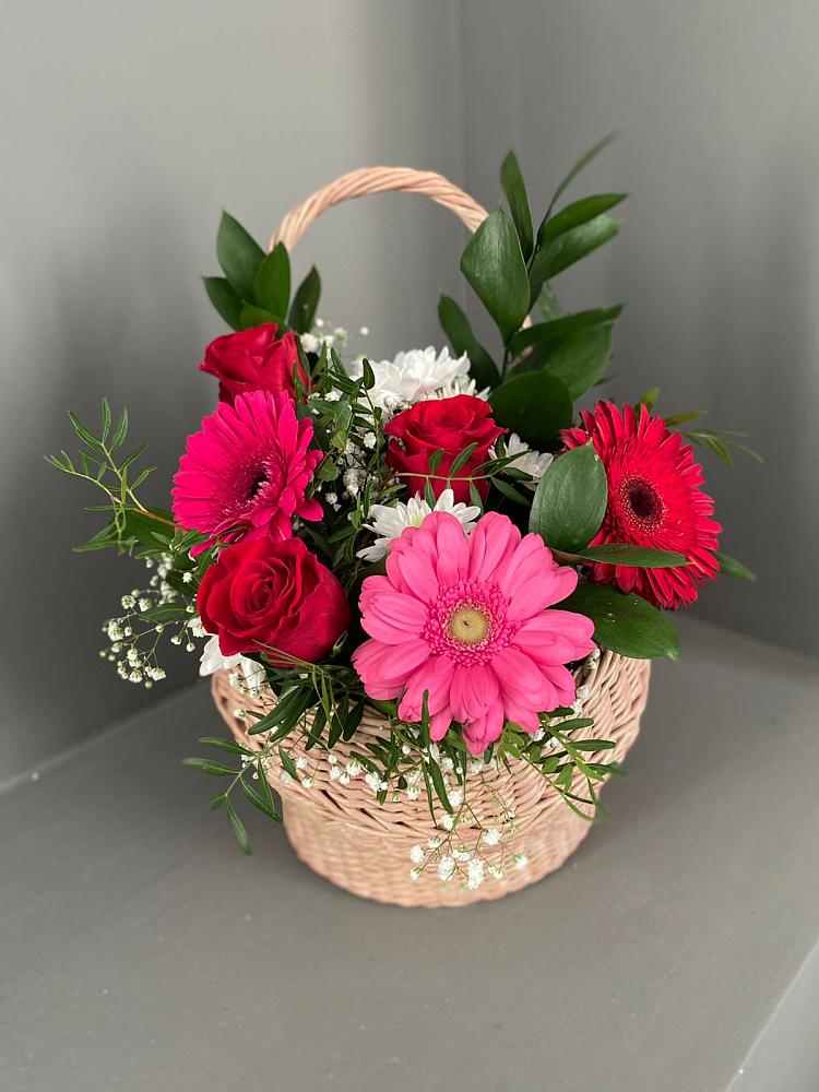 Цветочная композиция из Розы, Хризантемы и Герберы в корзине в Юхнове