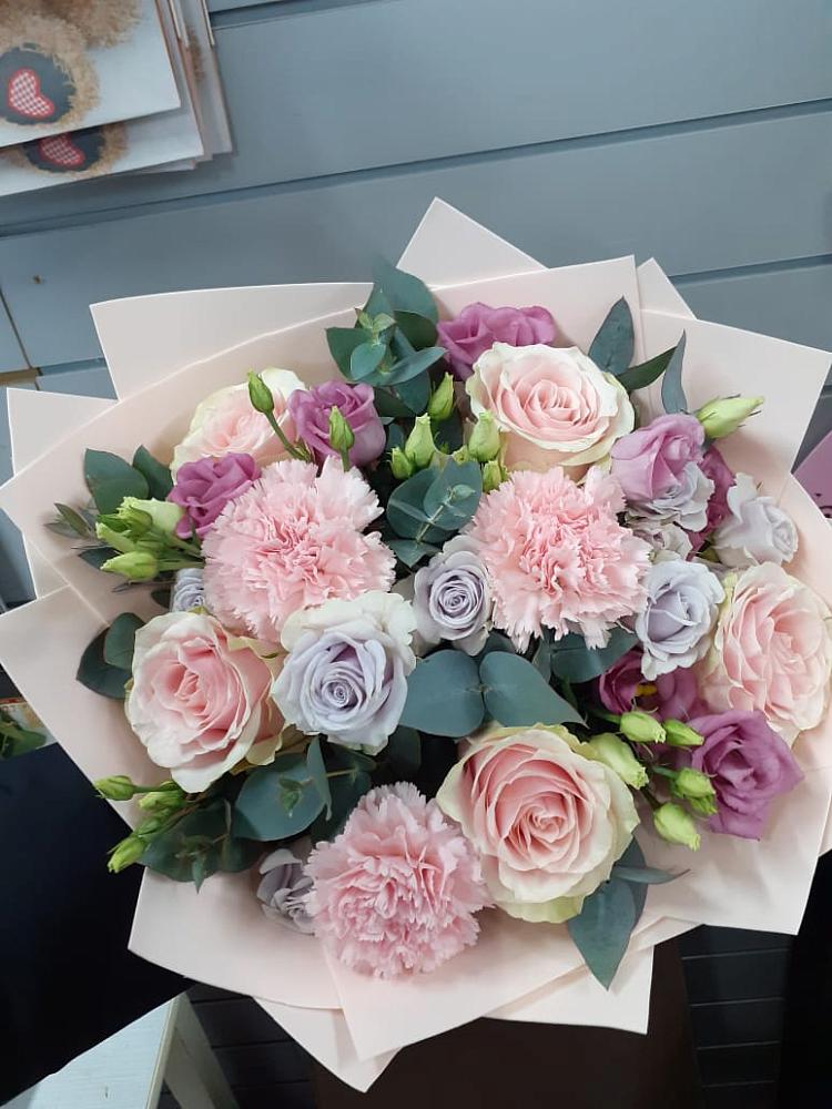 Букет цветов из: Розы, Гвоздики и Лизиантусы в Юхнове